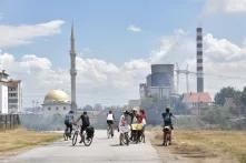 Kohlekraftwerk Kosovo B, Nachbarschaft der Roma-Gemeinschaft und ein paar Fahrradfahrer/innen aus ganz Europa 
